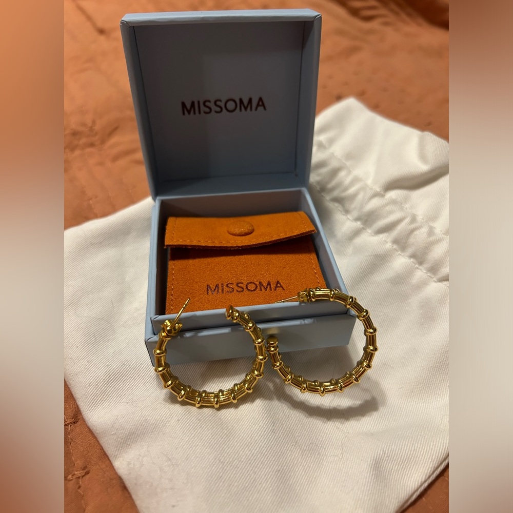 Missoma Large Raffia Hoop in 18k plate on silver - Picture 2 of 4
